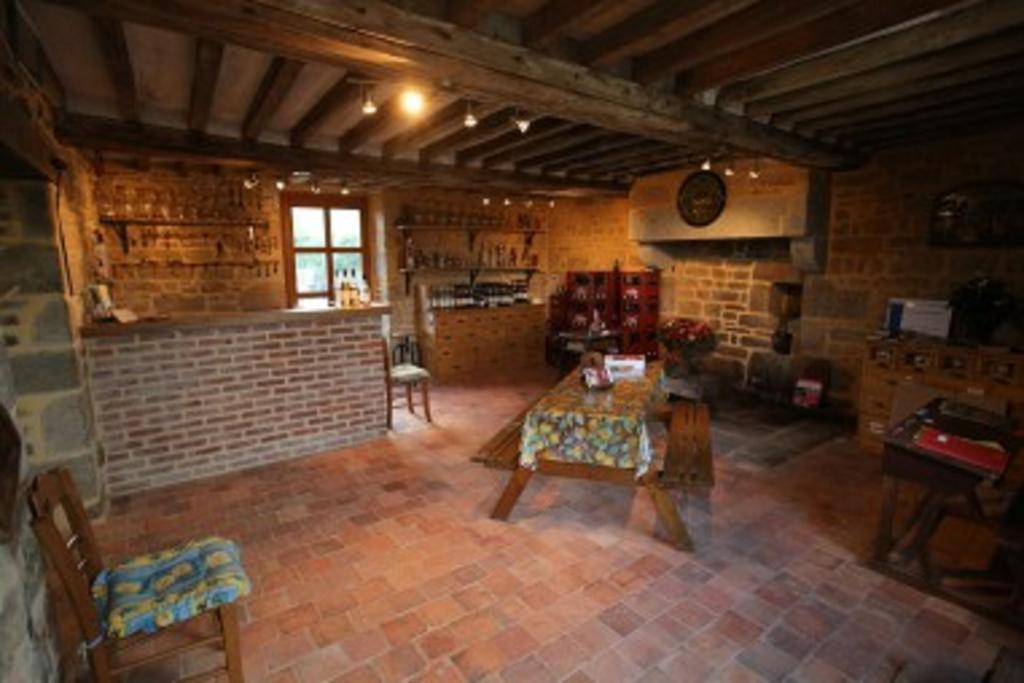 Ferme Cidricole Hugues Desfrieches Sainte-Marguerite-de-Carrouges Exterior foto
